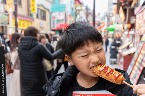 横浜中華街で食べ歩きをする日本人の男の子