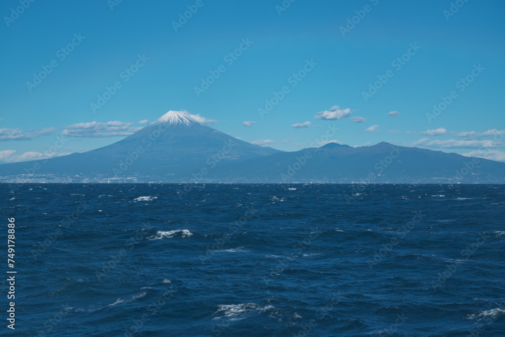 荒波の駿河湾越しに臨む富士山 荒波の駿河湾越しに臨む富士山