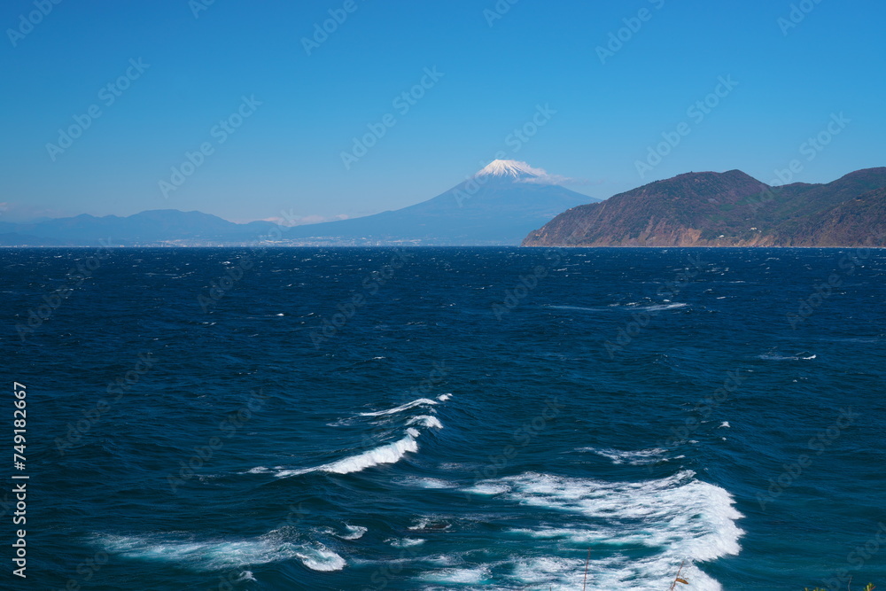 西伊豆の荒波越しに臨む富士山