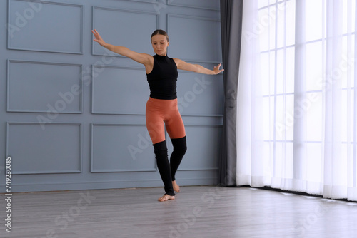 Fototapeta Naklejka Na Ścianę i Meble -  Ballet dancer practice at studio.