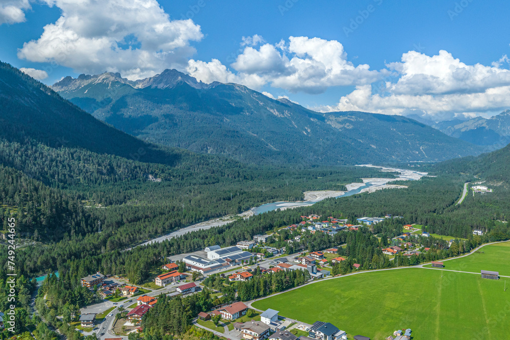 Blick ins Tiroler Lechtal rund um die Gemeinde Stanzach im Sommer