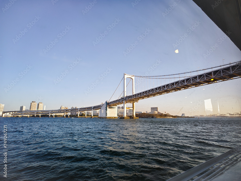 Fototapeta premium 東京クルーズ船から見るレインボーブリッジ