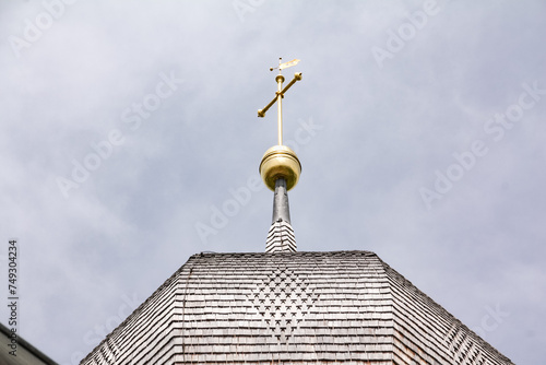 Kreuz als Spitze auf Kirchturm