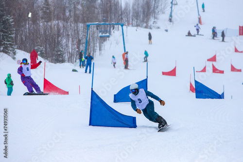 Cuadro en lienzo Athletes on a snowboarding slalom