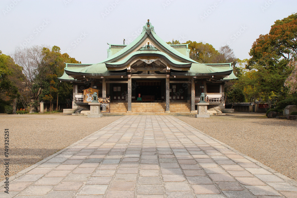 Fototapeta premium shinto temple (toyokuni shrine) in osaka in japan 