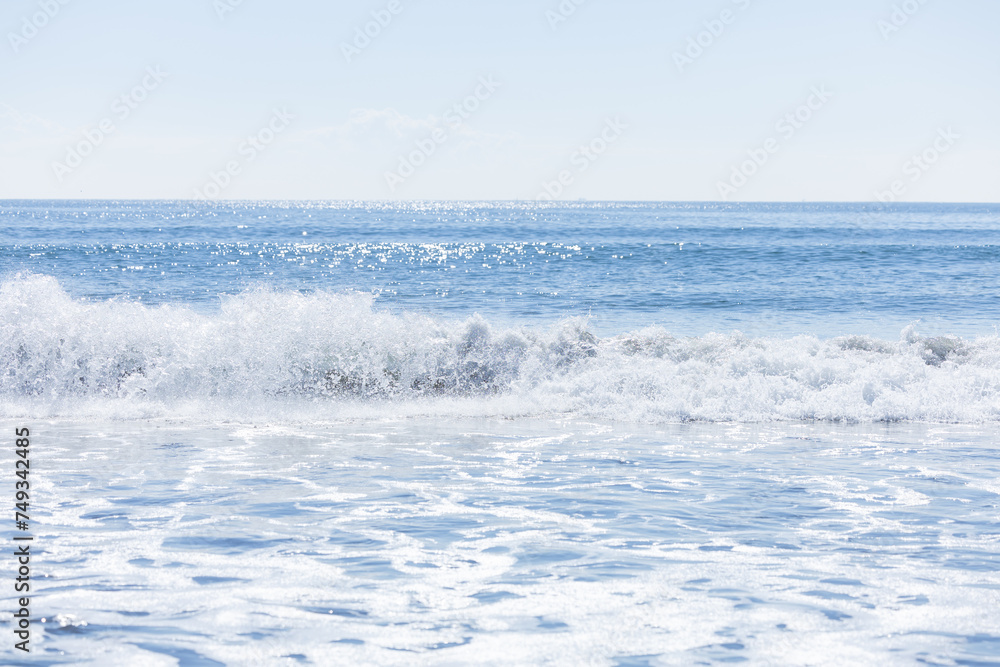 白く砕ける波と青い海と空（辻堂海浜公園）