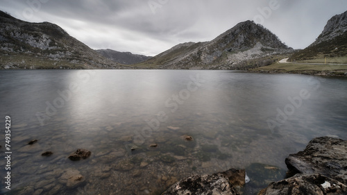 Paisaje en los lagos de los Picos de Europa en un día lluvioso y gris, Asturias.