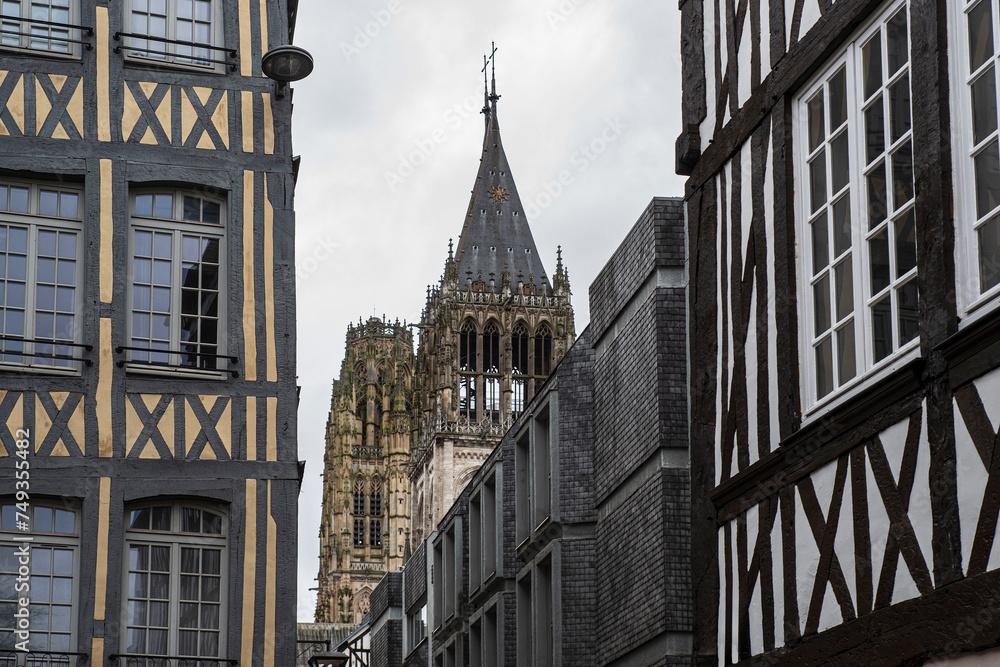 Obraz premium Facade of half-timbered houses in the city of Rouen in France, acev its church