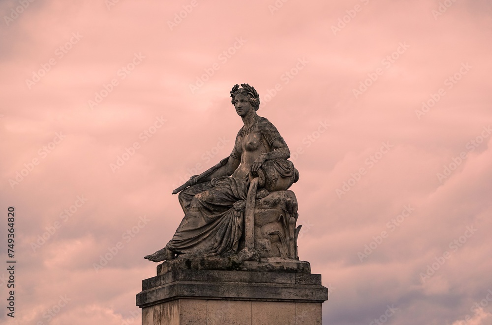 Ancienne statue à Paris d'une femme symbolisant la Seine, avec effet d'ambiance aube