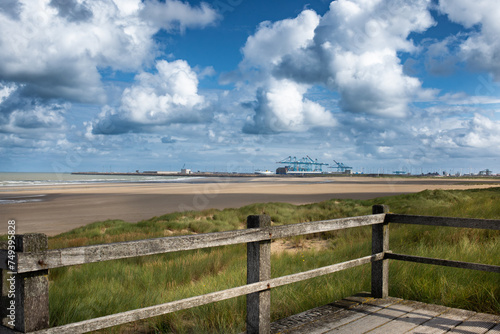 Blick auf Strand mit Dünen und Meer