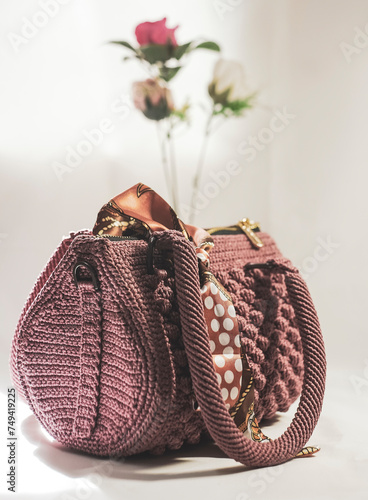 With a single compartment, the bucket bag is used to store sundries such as lipstick, makeup, small wallets, and jewelry.