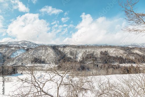冬の青空と雪山の美しい風景