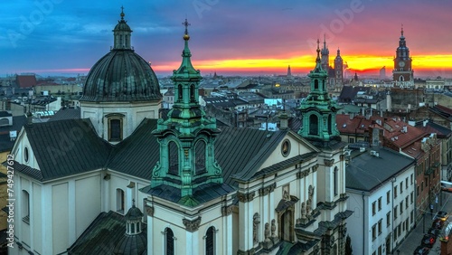 Widok z drona na panoramę Krakowa od strony kościoła Św. Anny o wschodzie słońca