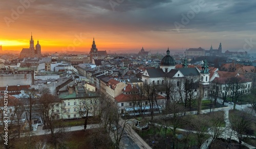 Widok na panoram   Krakowa od strony UJ w kierunku Rynku G    wnego o wschodzie s  o  ca