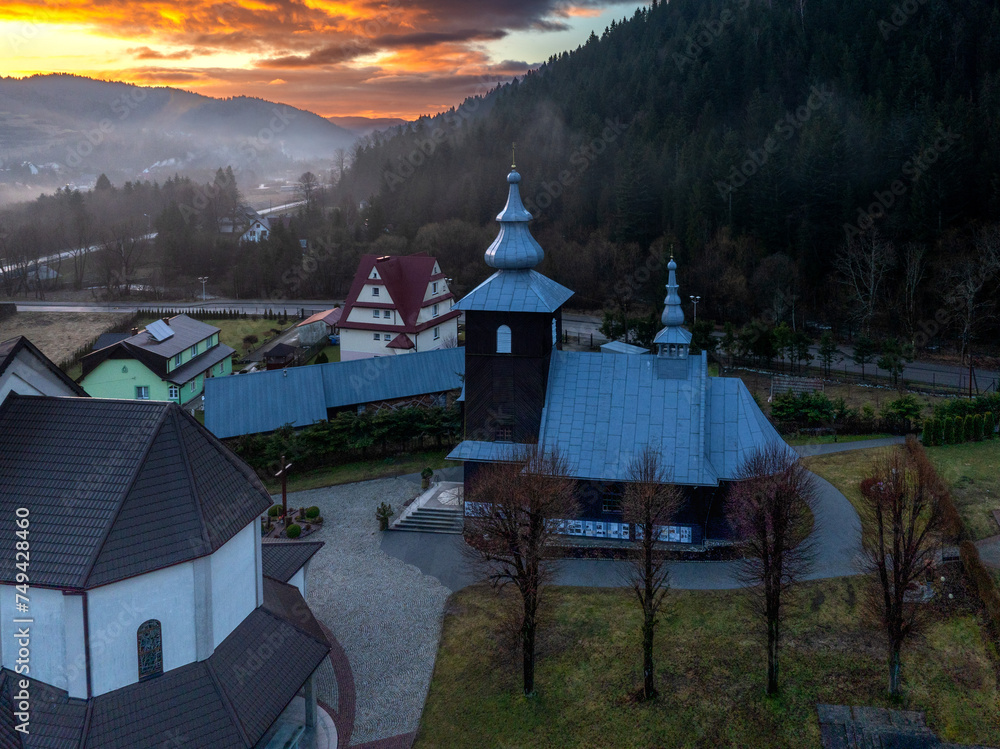 Widok z drona na piękną wieś w Gorcach z zabytkowymi kościołami - obrazy, fototapety, plakaty 