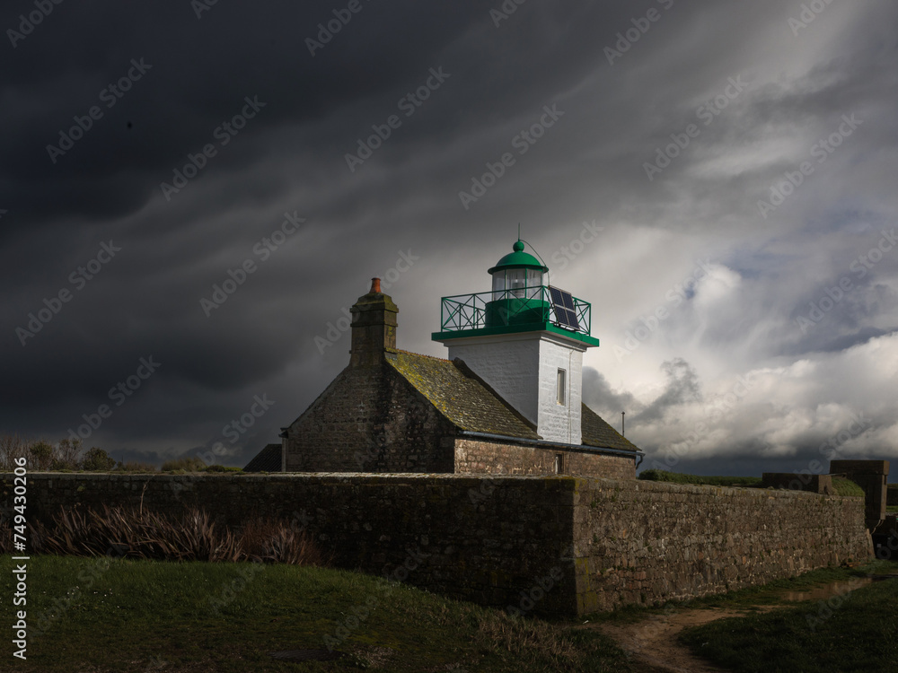 Le phare de Réville, avant la tempête (Manche)