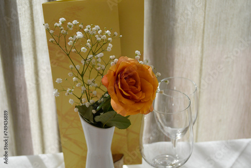 Dekorierter Tisch mit Rose