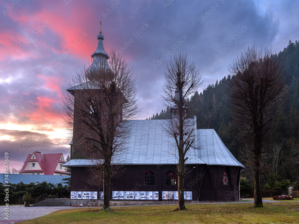 Drewniany, zabytkowy i kameralny wiejski kościół w położonej w Gorcach Szczawie - obrazy, fototapety, plakaty 