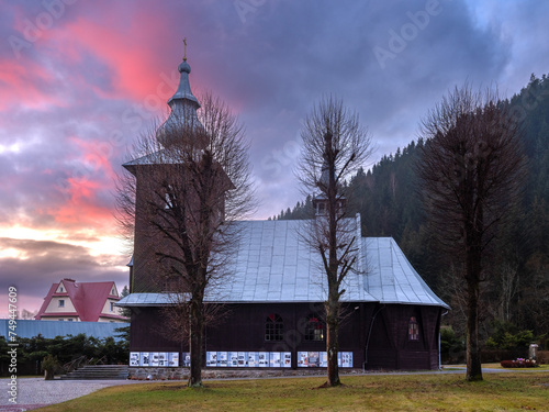 Drewniany, zabytkowy i kameralny wiejski kościół w położonej w Gorcach Szczawie © Michal45