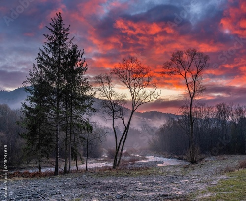 Zjawiskowy, czerwony wschód słońca nad górskim potokiem w Gorcach © Michal45