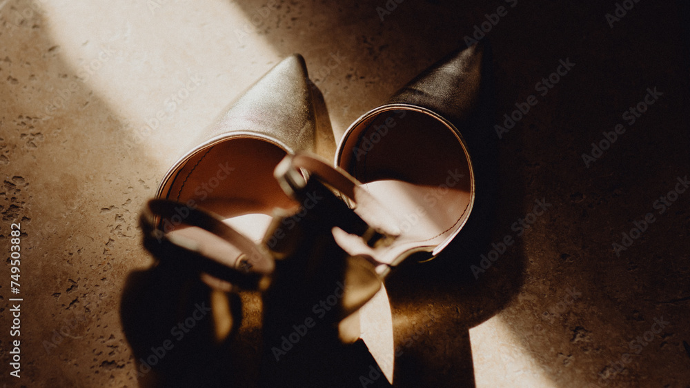 Paire de sandales dorée pour la mariée - obrazy, fototapety, plakaty 