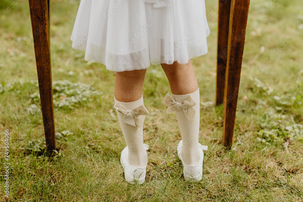 Fillette en tenue blanche pour le mariage Fillette en tenue blanche pour le mariage