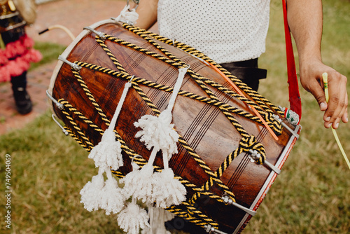 Cérémonie indienne et ambiance musicale au tambour traditionnel