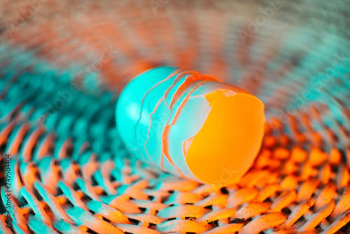 casca de ovo quebrado, usando luzes criativas, azul e laranja. © johnkennedy