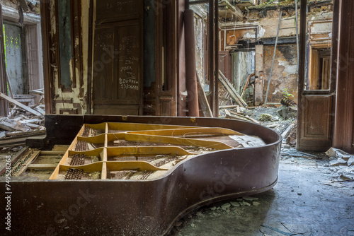 Piano cassé dans un manoir abandonné photo
