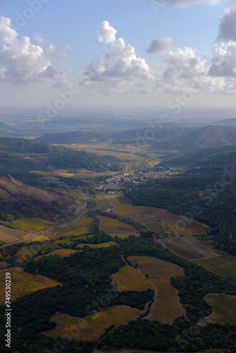 Paysage de la vallée de l'Hérault, vines orange et jaunes, pinède, automne, sud de la France, Cabrière, vue du pic de Visou
