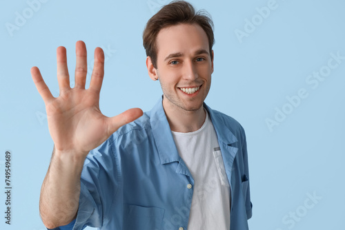 Young man showing hand on b...