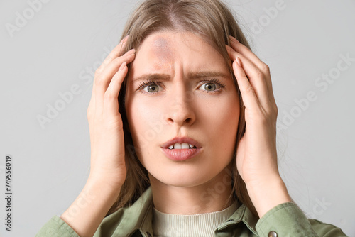 Young woman with brain conc...