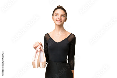 Teenager girl practicing ballet over isolated chroma key background thinking an idea while looking up