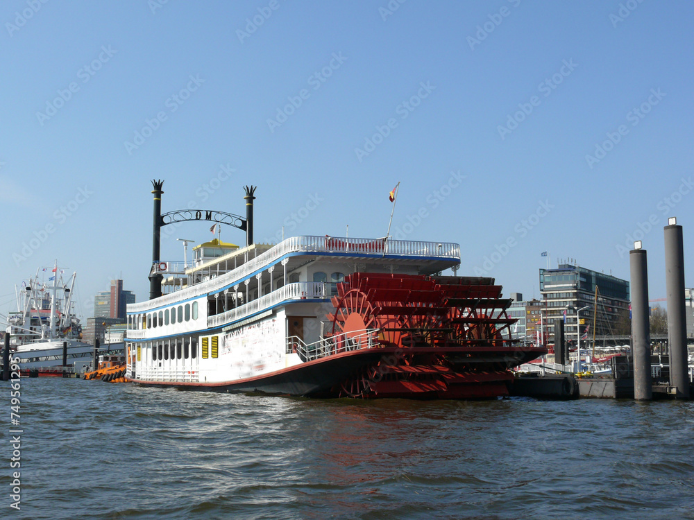 Obraz premium Schaufelraddampfer im Hamburger Hafen