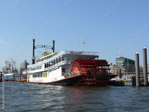 Schaufelraddampfer im Hamburger Hafen