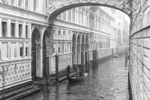 canale e ponte a Venezia photo