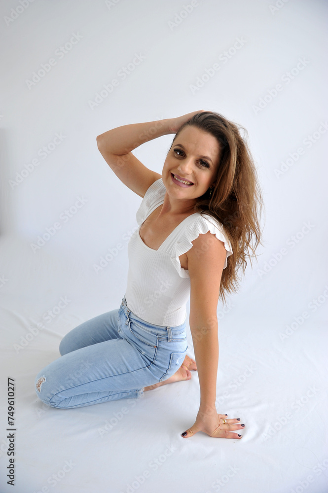 jovem mulher casual de jeans em foto espontânea e feliz , livre, leve e solta jovem mulher casual de jeans em foto espontânea e feliz , livre, leve e solta