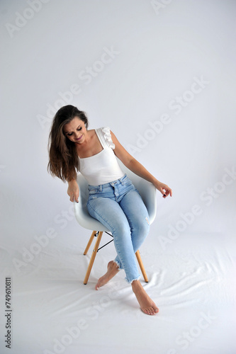 jovem mulher casual de jeans em foto espontânea e feliz , livre, leve e solta 