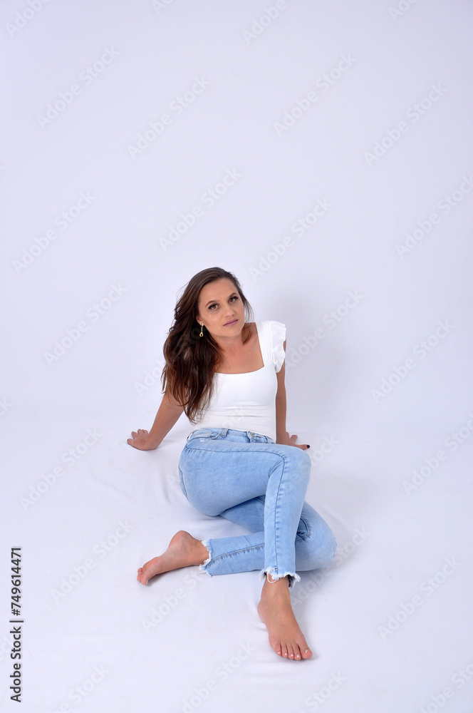 mulher a vontade pose de modelo usando calça jeans mulher a vontade pose de modelo usando calça jeans