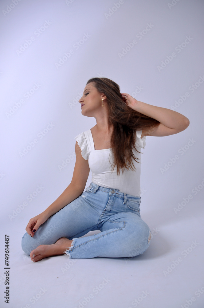 mulher a vontade pose de modelo usando calça jeans mulher a vontade pose de modelo usando calça jeans