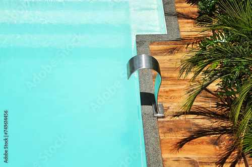 piso com cascata em piscina, chão porcelanato deck amadeirado textura em area externa de lazer  photo