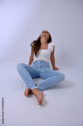 mulher a vontade pose de modelo usando calça jeans 