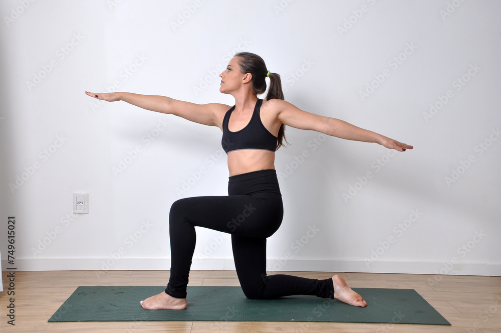 mulher praticando exercio yoga  - obrazy, fototapety, plakaty 