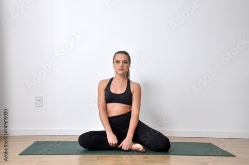 mulher praticando exercio yoga 