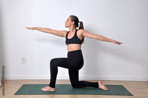 mulher praticando exercio yoga 