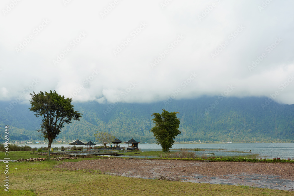 Φωτογραφία Mountain Lake Bratan in cloudy weather on the popular island of Bali