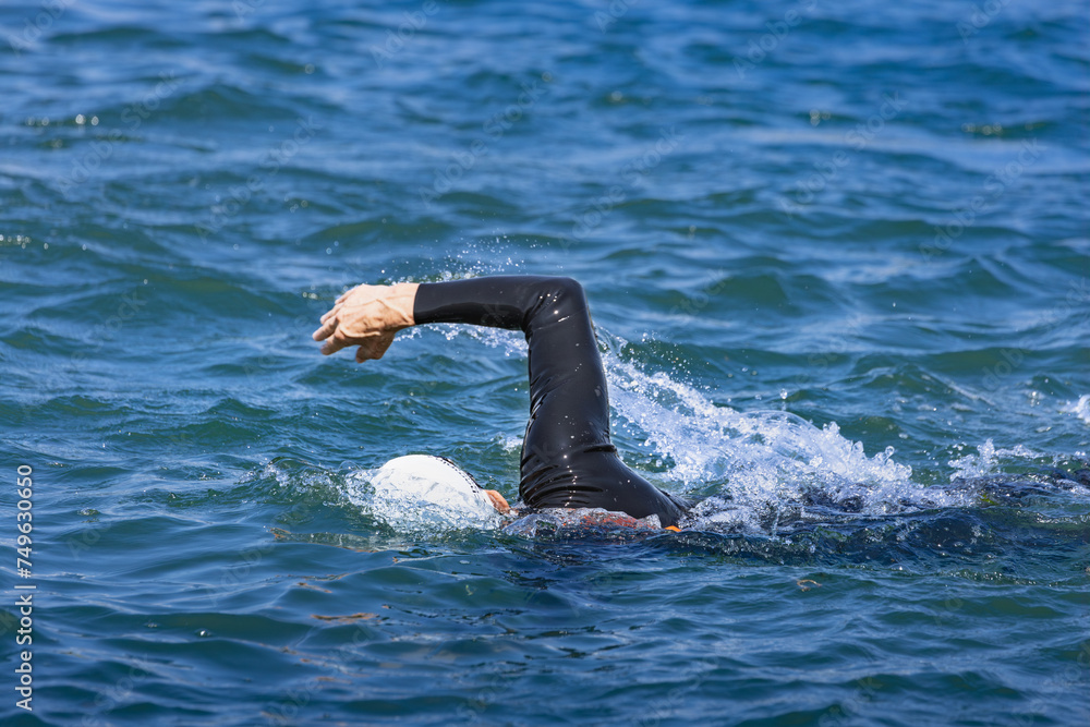 Obraz premium 力泳するトライアスロン大会スイム競技者