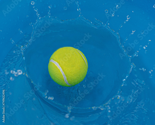 pallina di tennis in acqua photo
