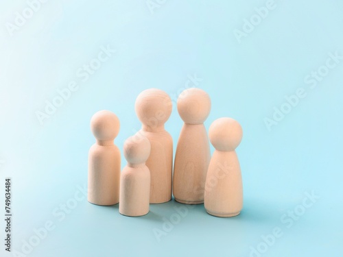 Behang Large family concept: a family of five members made of wooden peg dolls