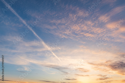 夕空と飛行機雲 © HIRO